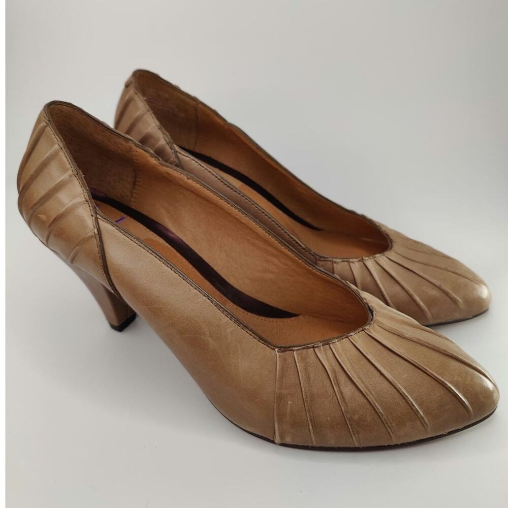 Tan leather pleated heels sz 8.5. Indigo by Clarks - Picture 3 of 9